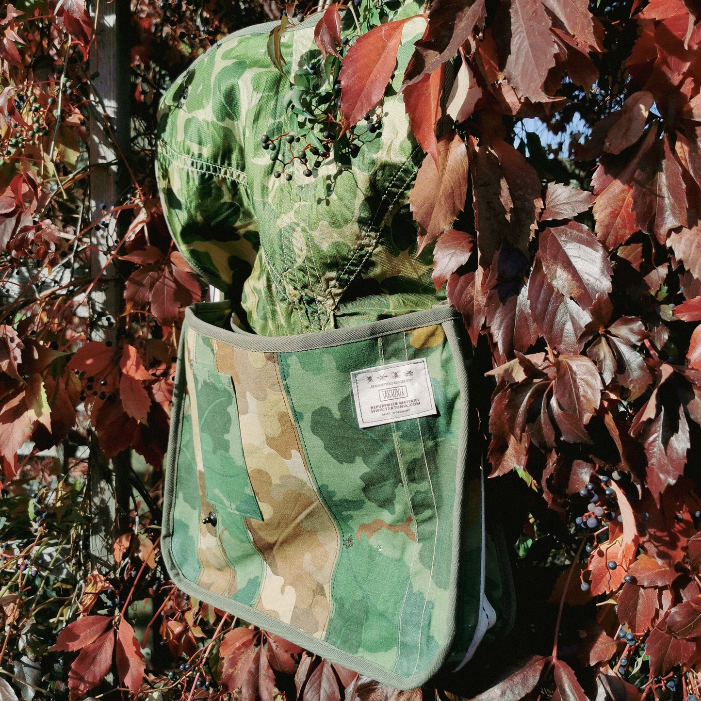 M-0134 Messenger Bag in Mitchell pattern - II/II - Wine Leaf