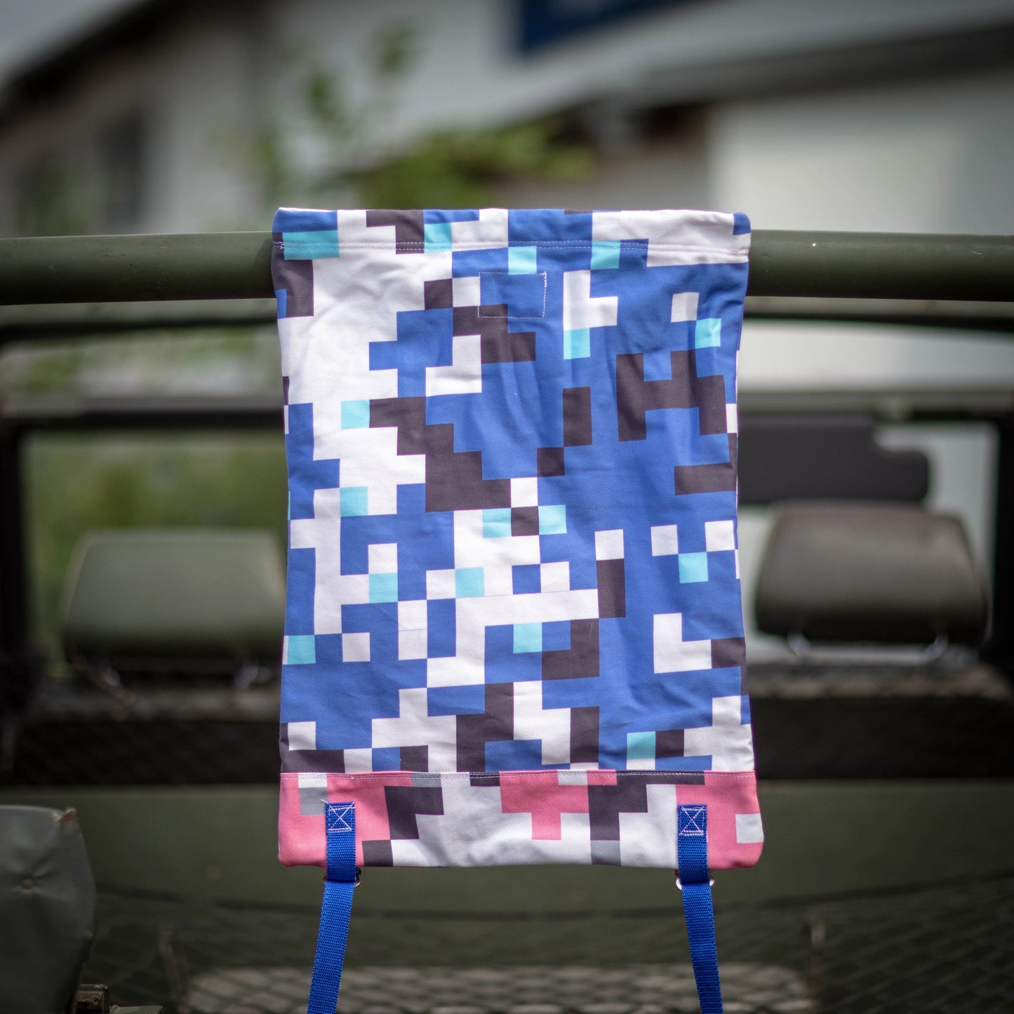 V-0111 Veshmeshok / Daypack in blue pixelated pattern