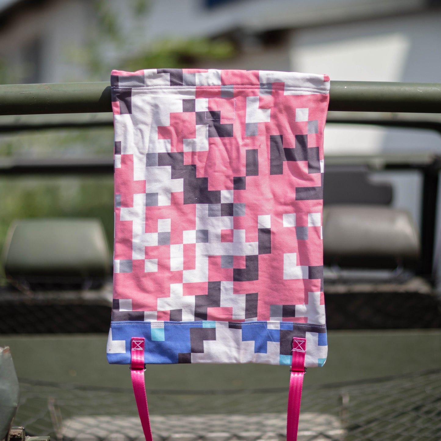 V-0112 Veshmeshok / Daypack in pink pixelated pattern