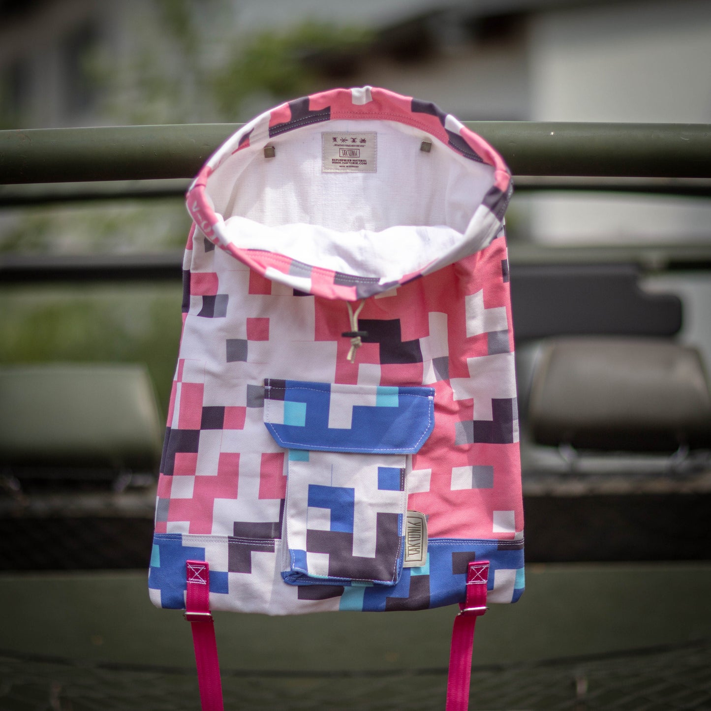 V-0112 Veshmeshok / Daypack in pink pixelated pattern