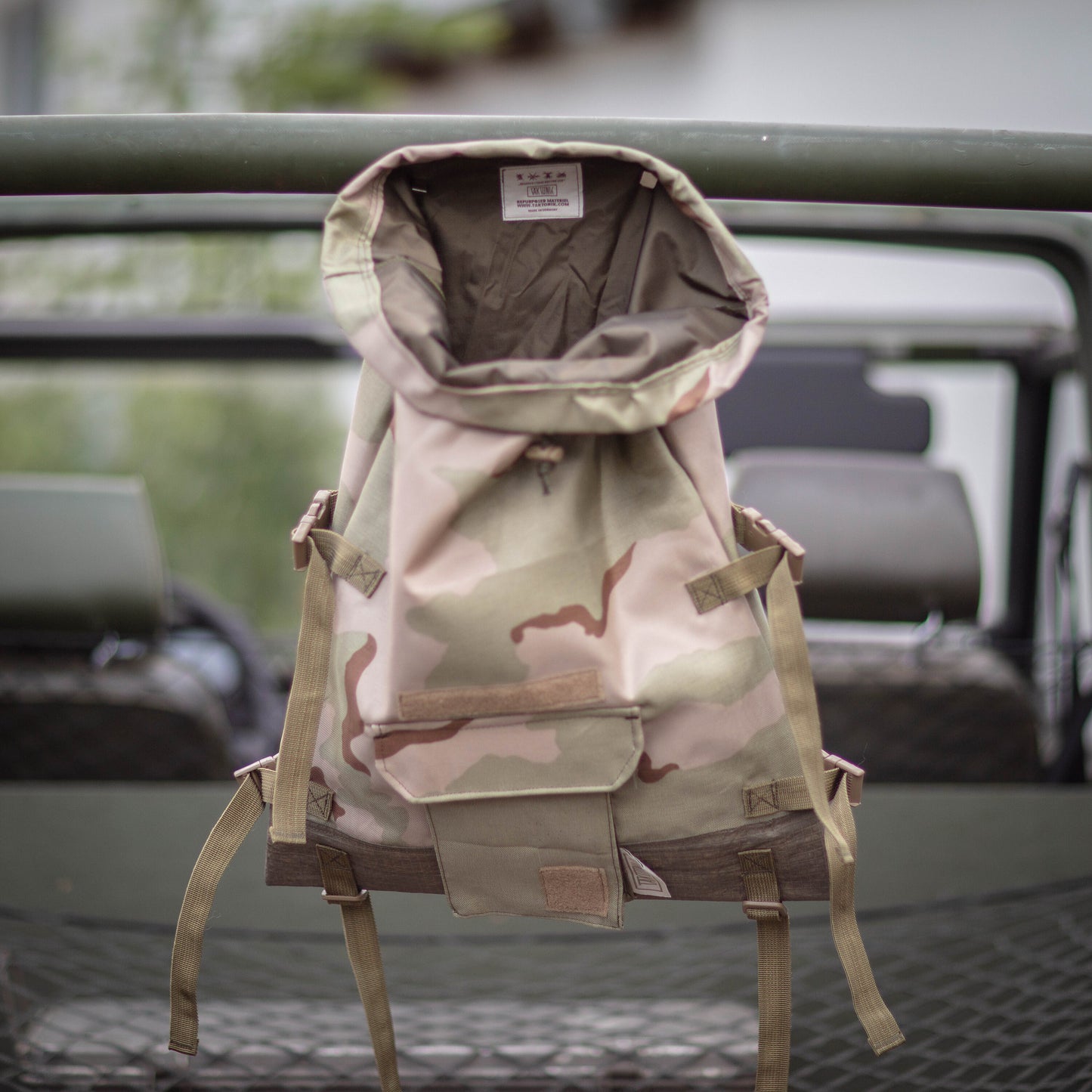 V-0123 Veshmeshok / Daypack in US Tricolor Desert camouflage pattern